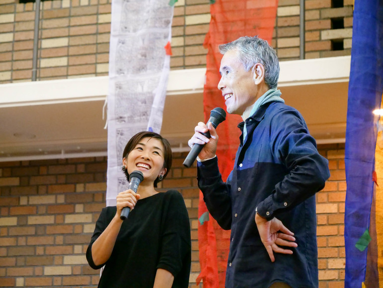 2018年フォーラム総合司会の小野寺愛さん（左）と辻信一