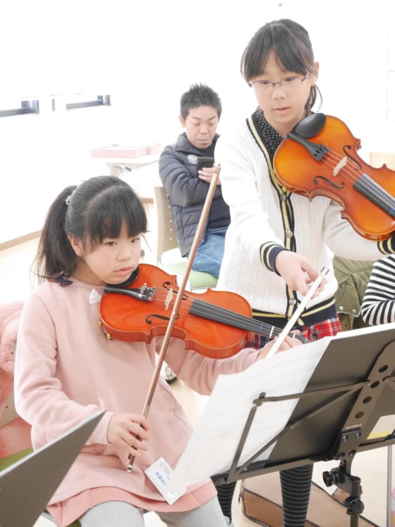教え、教わり、互いに学ぶ子どもたち