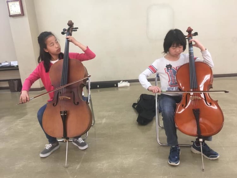 めきめき上達する子どもたちは、ヴァイオリンに慣れると今度はチェロに挑戦し始めました！