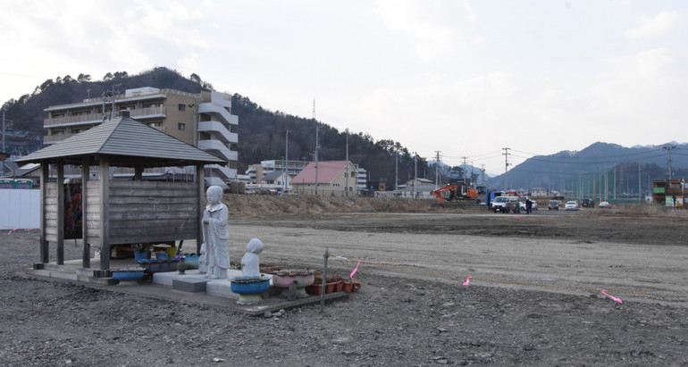 更地となった旧庁舎跡地（出典：岩手日報 https://www.iwate-np.co.jp/article/2019/3/3/48289）