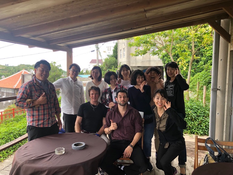 イメージ映像に携わってくださったスタッフ&キャストと撮影地那覇にて。
