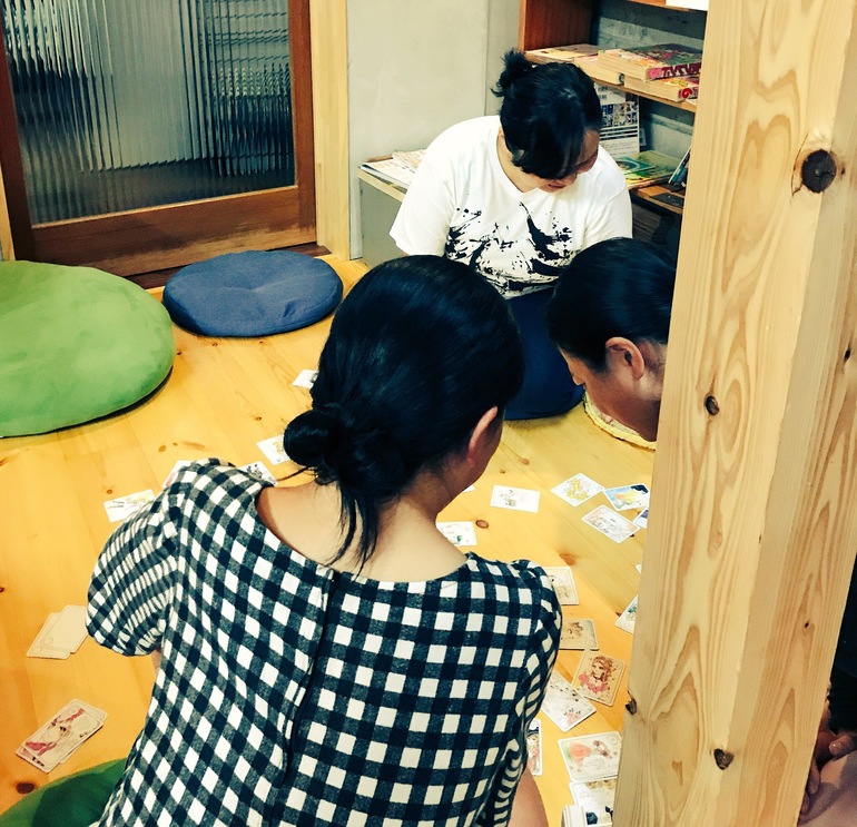館内でたびたび開催される「べるばらカルタ大会」の様子。