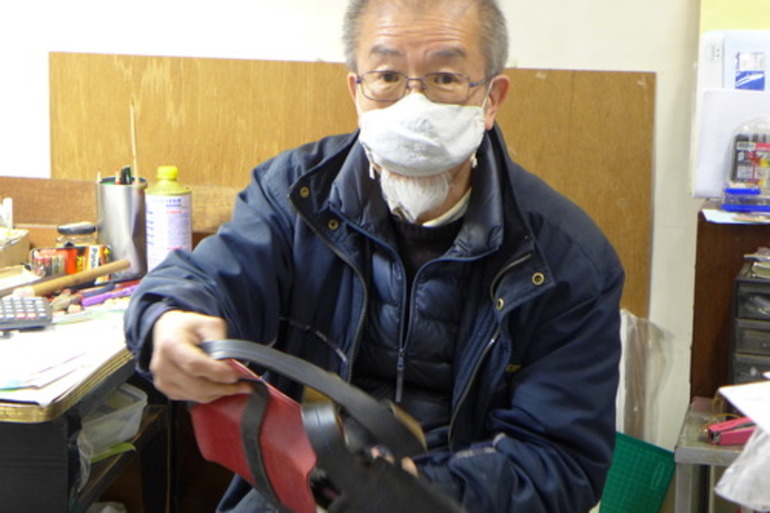 革のショルダーバックを製作中の合原さん