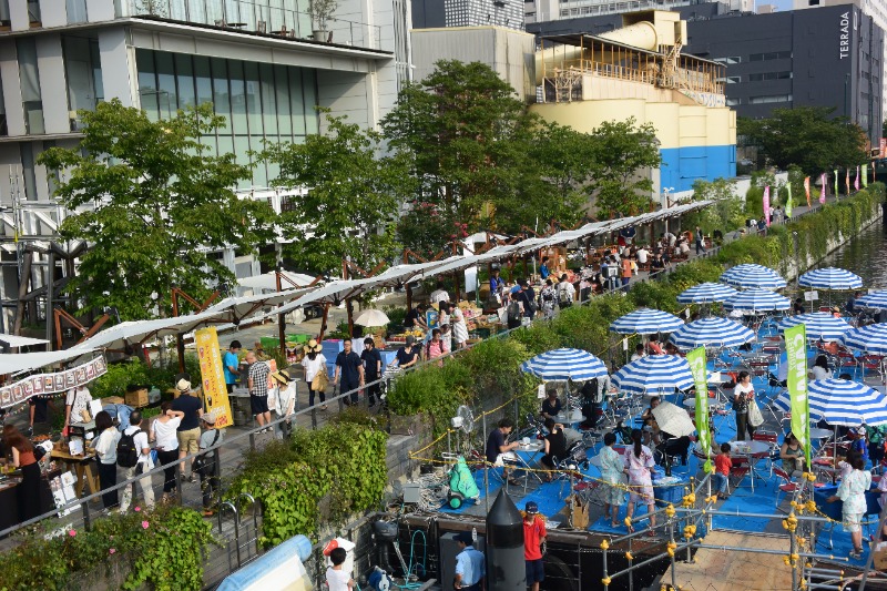 016年から続けてきた「天王洲キャナルフェス」。台船の上にテラスをつくり、水辺に人が集まる場を重ねてきました。