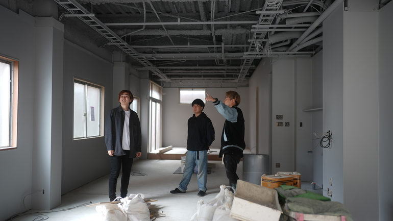 2階建てのビルを一棟まるごと借りて、1階をカフェバースペースに。