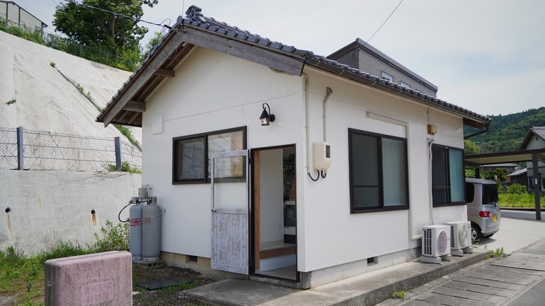 写真の白いドアからお入りいただき、ご注文ください